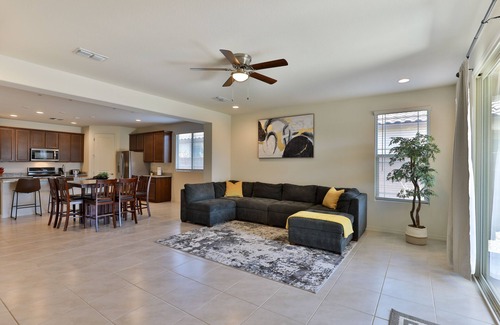 San Tan Valley Maison | New 4 BR home with garage, pool, play area, splash pads, fenced backyard