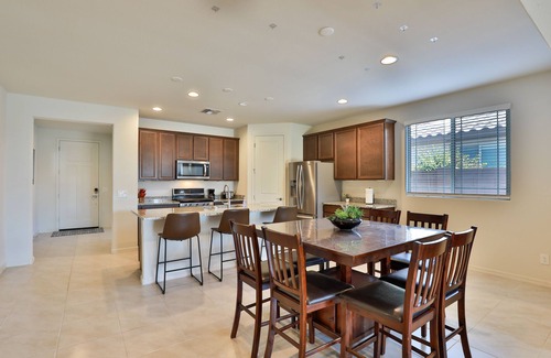 San Tan Valley Maison | New 4 BR home with garage, pool, play area, splash pads, fenced backyard