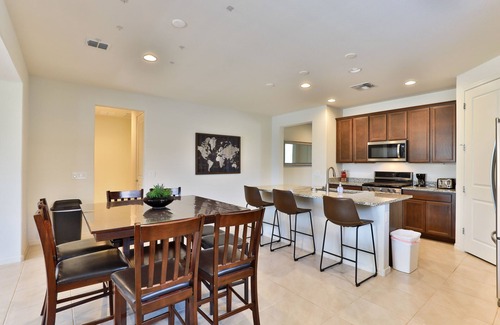 San Tan Valley Maison | New 4 BR home with garage, pool, play area, splash pads, fenced backyard