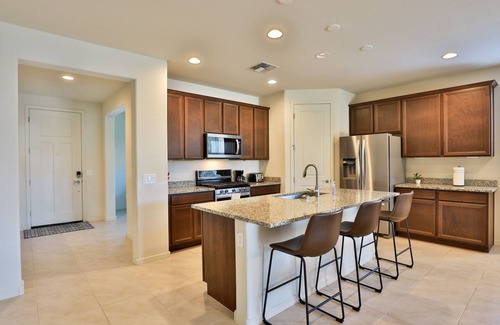 San Tan Valley Maison | New 4 BR home with garage, pool, play area, splash pads, fenced backyard