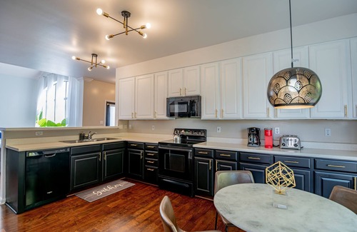 The Gate Maison | NEW 4BR house w/2 King Suites Garage Parking