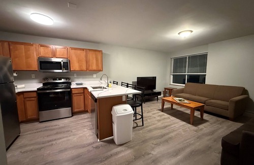 Burns Park Appartement | * NEW * 4BR Retreat | Heart of Campus w/ Parking