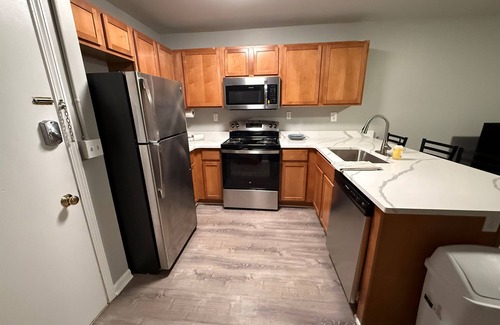 Burns Park Appartement | * NEW * 4BR Retreat | Heart of Campus w/ Parking