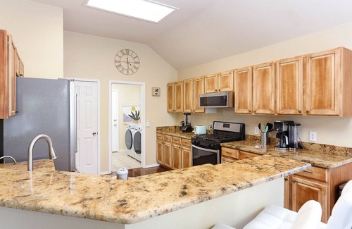 Jade Oaks Maison | NEW! 5★ Location & Gated | LUXURY LIVING | Royal Beds 👑