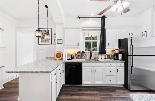 Bryn Mawr Maison | ✪ NEW 5 Star: King,Parking,AC,Train,Uni+Hospital ✪