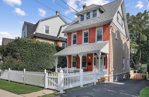 Bryn Mawr Maison | ✪ NEW 5 Star: King,Parking,AC,Train,Uni+Hospital ✪