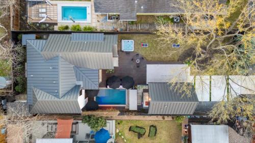 Zilker Maison | New 6 BR, 4.5B, Pool, Hot Tub, Cold Plunges, Outdoor Sauna, Bar, 9 TVs