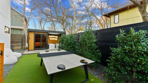 Zilker Maison | New 6 BR, 4.5B, Pool, Hot Tub, Cold Plunges, Outdoor Sauna, Bar, 9 TVs