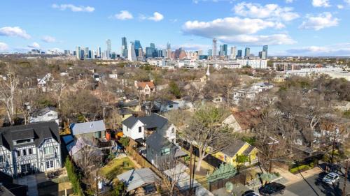 Zilker Maison | New 6 BR, 4.5B, Pool, Hot Tub, Cold Plunges, Outdoor Sauna, Bar, 9 TVs