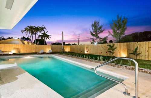 Villages of Palm Beach Lakes Maison | NEW 6BR Beach Resort-Style Game House! Heated Pool