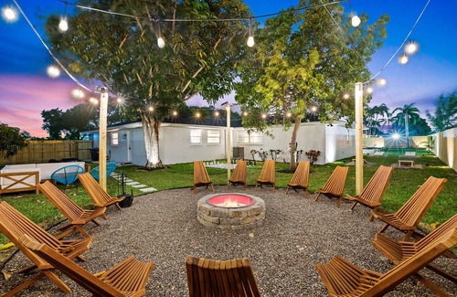 Villages of Palm Beach Lakes Maison | NEW 6BR Beach Resort-Style Game House! Heated Pool
