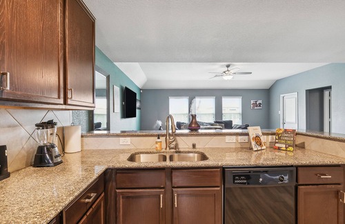 Houston Maison | NEW 7min from IAH @Houston Luxury 4BR w/patio