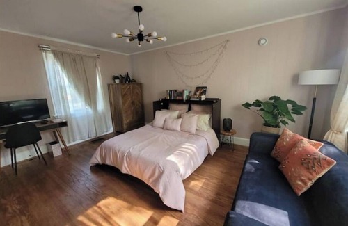 Jefferson Park Avenue Appartement | NEW! Adjacent to UVa Grounds.