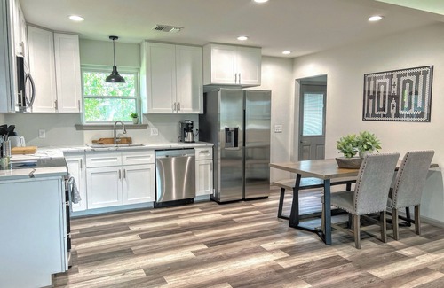 Brenham Maison | Mondern, High Tech Country Charmer - 3 br, 1 mi to downtown and 1 mi off highway