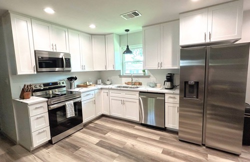 Brenham Maison | Mondern, High Tech Country Charmer - 3 br, 1 mi to downtown and 1 mi off highway