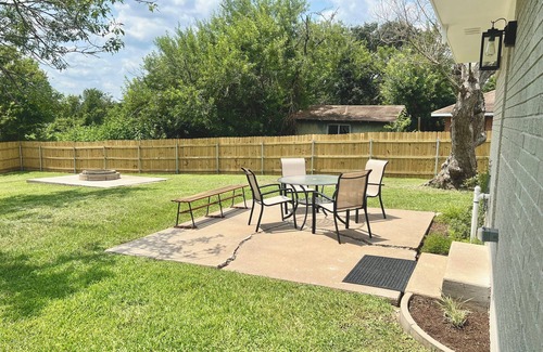 Brenham Maison | Mondern, High Tech Country Charmer - 3 br, 1 mi to downtown and 1 mi off highway