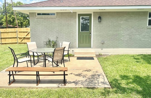 Brenham Maison | Mondern, High Tech Country Charmer - 3 br, 1 mi to downtown and 1 mi off highway