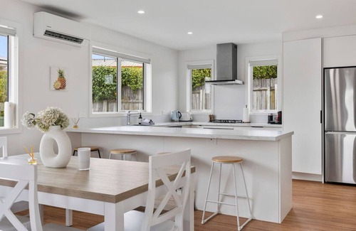 Richmond Heights Maison | New and Bright Two Mile Escape