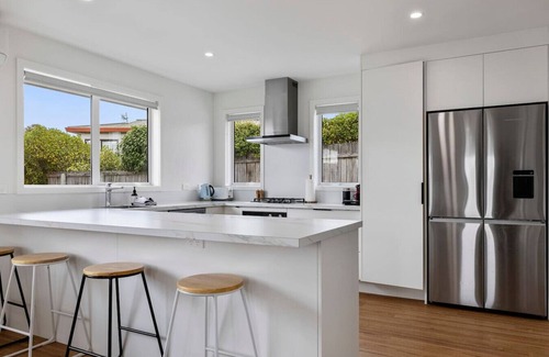 Richmond Heights Maison | New and Bright Two Mile Escape