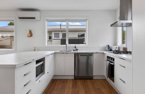 Richmond Heights Maison | New and Bright Two Mile Escape