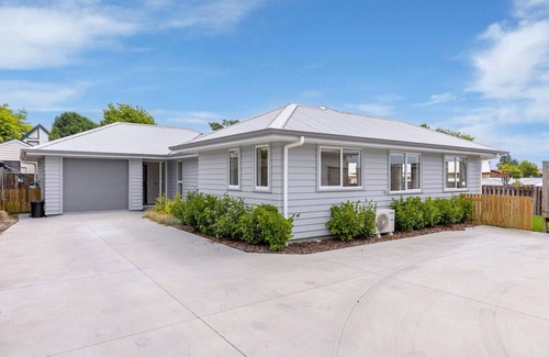 Richmond Heights Maison | New and Bright Two Mile Escape