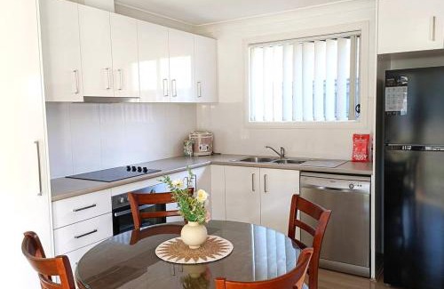 Baulkham Hills Maison | New and Cozy 2 Bedrooms Granny Flat with Aircon & Pool