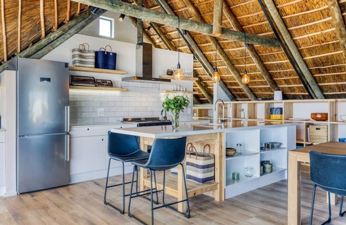 Kommetjie Maison | New and gorgeous Beach House with Hot Tub steps from Long Beach's surf breaks