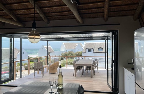Kommetjie Maison | New and gorgeous Beach House with Hot Tub steps from Long Beach's surf breaks