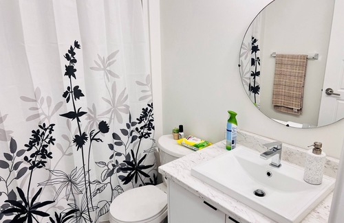 Riverview Maison | New and Modern Suite in Bristol Riverview