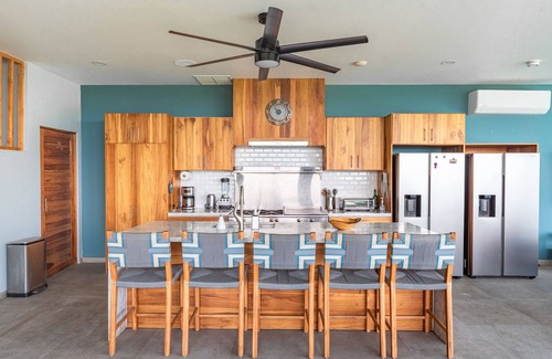 Manuel Antonio Villa | Nouvelle villa de luxe avec vue sur l'océan, proche de tout et pouvant accueillir jusqu'à 28 personnes