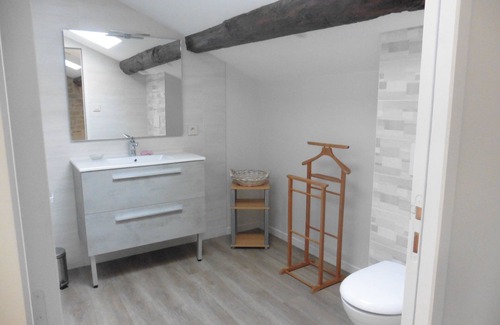 Saint-Martin-Belle-Roche Appartement | New apartment in stone house near A6 exit