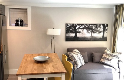 West Side Maison | Nouveau sous-sol privée - Entièrement meublé, 1 CHAMBRE & Futon