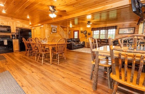 Oaks Corners Cabine | NEW! BC Retreat with Fireplace,Game Room,Hot Tub!