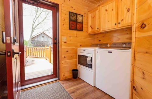 Oaks Corners Cabine | NEW! BC Retreat with Fireplace,Game Room,Hot Tub!