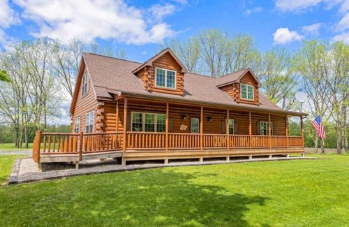 Oaks Corners Cabine | NEW! BC Retreat with Fireplace,Game Room,Hot Tub!
