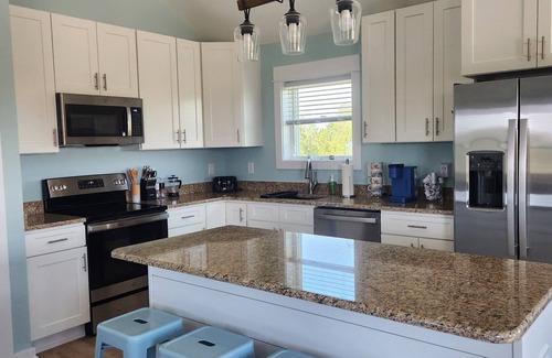Waves Maison | New Beach Cottage/Water View/ Beach Gear/walk to beach!