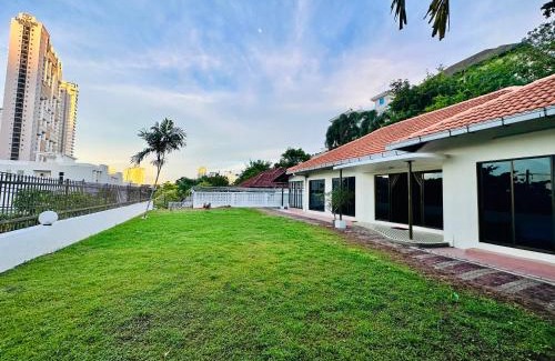 Tanjung Bungah Maison | (New) Beachside Antique Villa@14 pax