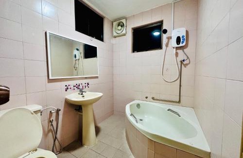 Tanjung Bungah Maison | (New) Beachside Antique Villa@14 pax