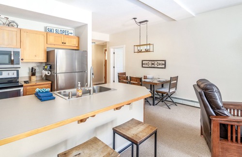 Lakeside Village Copropriété | NEW. Beautiful Condo. Quiet Location. Hot Tub.