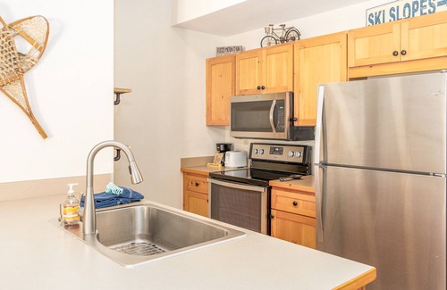 Lakeside Village Copropriété | NEW. Beautiful Condo. Quiet Location. Hot Tub.