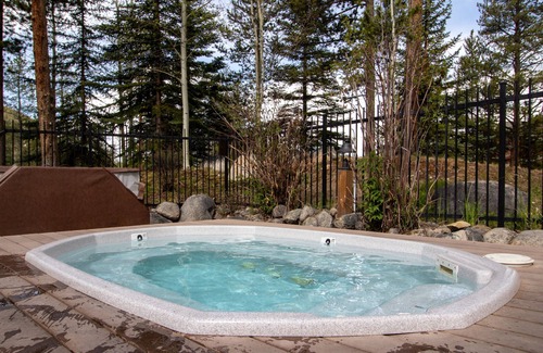 Lakeside Village Copropriété | NEW. Beautiful Condo. Quiet Location. Hot Tub.