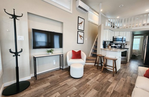 Staples Cabine | New! Beautiful, Modern Cabin by San Marcos River!