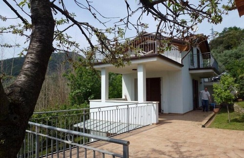 Pietrasanta Maison | Belle villa neuve, proche de la plage de sable. Grande terrasse. Jardin.
