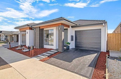 Clyde North Maison | New Berwick Waters Family Estate in Clyde North!
