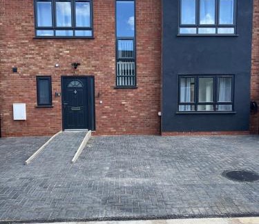 Waltham Cross Maison | New Build-Free Parking-EV charging-3 Bedrooms-3 showers
