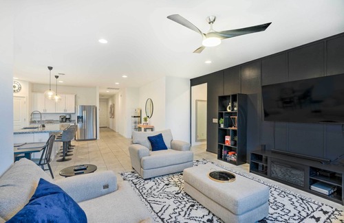Glendale Maison | New-Build Glendale Home w/ Hot Tub + Putting Green