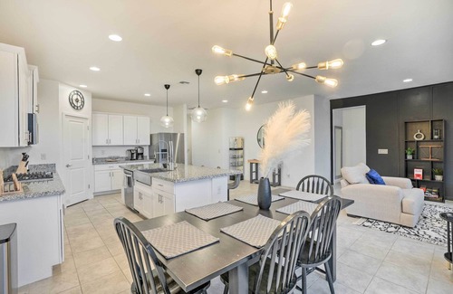 Glendale Maison | New-Build Glendale Home w/ Hot Tub + Putting Green