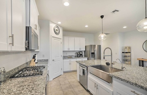 Glendale Maison | New-Build Glendale Home w/ Hot Tub + Putting Green