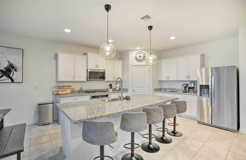 Glendale Maison | New-Build Glendale Home w/ Hot Tub + Putting Green