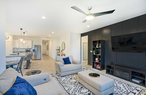 Glendale Maison | New-Build Glendale Home with Hot Tub and Putting Green
